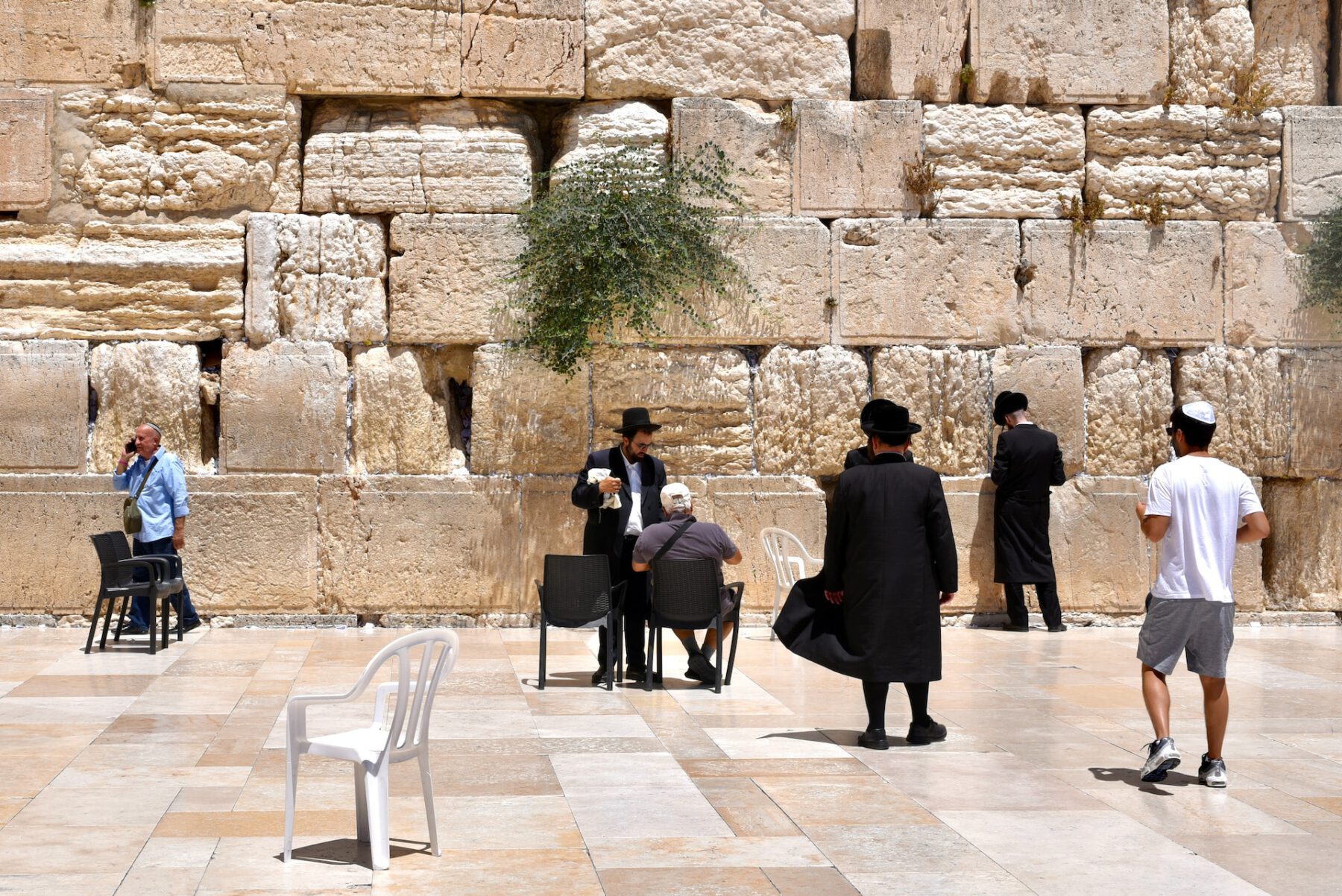 Read more about the article How to dress in Israel?